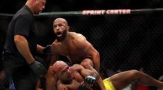 V Kansasu to jiskřilo: Mighty Mouse Johnson vyrovnal rekord!