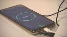 Británie pracuje na nové technologii. Díky ní by se mobily téměř nenabíjely