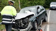 Smrtelná nehoda u Zbraslavi: Seniorka nepřežila, holčička (4) skončila v nemocnici