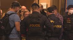 Policie řeší přestupky proti opatřením domluvou. Rakušan chce přitvrdit. ANKETA