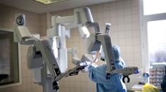 Roboti brzy nahradí chirurgy! Stroj poprvé operoval bez pomoci lidí