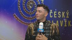 Jan Bendig přišel na Slavíky se skupinou fanynek. Připravil si několik oděvů