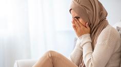 Těhotnou novinářku z Nového Zélandu nepustili domů. Útočiště jí nabídl Tálibán