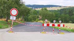 Silničáři nedostali povolení, na opravený kus navazuje rozbitá silnice