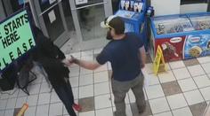 Lupiči přepadli benzínku v Arizoně. Zákazník je zastavil jedním chvatem