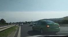 Víkendoví hazardéři! Auta na dálnici hromadně couvala záchranářskou uličkou