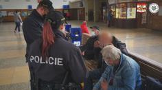 Policisté nemají slitování! Došlápli si na lidi bez roušek i popíjení na ulici