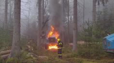 V lese na Karlovarsku hořel stroj na těžbu dřeva. Škoda jde do milionů