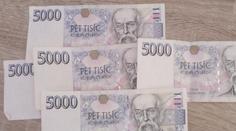 Zmatky s končícími bankovkami. Výplatu dostal hotově, jeho peníze ale nikdo nechce