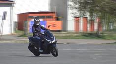 Mít řidičák rozhodně nestačí. Co byste měli vědět a umět, než sednete na skútr