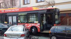 Auto se srazilo s trolejbusem, řidič zemřel! 12 lidí se zranilo