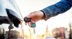 Klíčem jsem odemkl cizí auto, volal muž strážníky. Pak se děly věci!