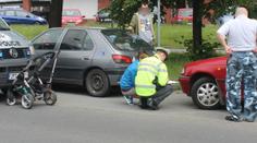 Auto v Plzni smetlo matku se synem (1). Oba jsou vážně zranění