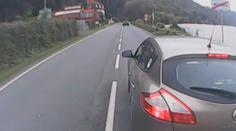 Bezohledný vybržďovač ohrožoval autobus u Prahy! Natočili ho