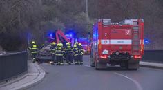 Řidič v pražských Hlubočepech převrátil auto na střechu. Nadýchal 1,5 promile