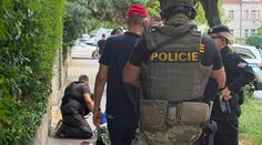 Ozbrojeného muže z Čelákovic policie zadržela. Pátralo po něm na 60 hlídek