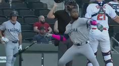 Emoce v zámořském baseballu. Hráčovi ruply nervy, po protihráči hodil pálku