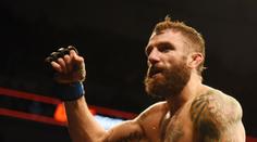 Opilý UFC zápasník se zranil při pokusu vlézt do klece, byl vyveden policií