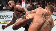 Jones dál zůstává šampionem UFC. Rozhodl ale jen jediný bod!