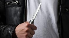 Tomáše za bílého dne napadli útočníci. Před očima 3leté dcery na něj vytáhli nůž