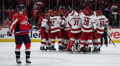 Noc plná obratů. V prvních duelech série slaví Carolina a Edmonton
