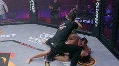 Bizarní MMA podívaná v Rusku. Souboj muže se ženou narušil výtržník v kleci