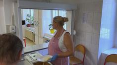 Školní kuchařky si stěžují na málo peněz. Přes den se přitom nezastaví