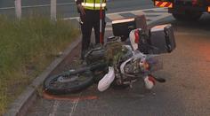 Motorkář (20) vyletěl ze silnice a narazil do značky. Na místě zemřel