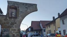 Řidič špatně zvolil trasu a způsobil obrovskou škodu. Kamionem zbořil historickou bránu