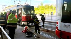 Tramvaj se v Praze srazila s autobusem. V nemocnici skončilo osm lidí