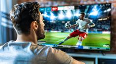 Koukáte víc na fotbal, než sportujete? Nevadí. Podle studie se hubne i u televize