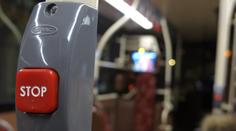 Agresorka v autobuse ohrožovala ženu s dítětem. Útočila nůžkami!