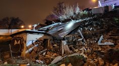 V pražských Vršovicích se utrhl svah, zřítil se dům a dodávka
