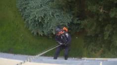 Seniorka čekala v bytě dva dny na pomoc. Strážníci k ní museli slanit