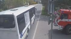 Hrozivá chyba řidiče autobusu. Nedal přednost hasičům, nevšiml si semaforu