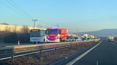 Dálnici D8 zastavila nehoda! Přívěs zůstal stát napříč pruhy
