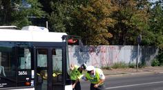 Holčička (2) se vyškubla opilému otci a vběhla do silnice. Srazil ji autobus