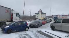 Pendleři ucpali hranice, čekají na testy v kilometrových kolonách!