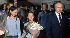 My jsme Rusové? Děti při výměně vězňů zjistily drsnou pravdu až v letadle do Moskvy