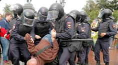 Moskvané vyšli do ulic kvůli volbám, policisté jich stovky zadrželi!