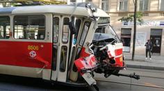 V Praze se srazila tramvaj s popelářským vozem. Provoz stál dvě hodiny