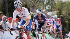 Děsivý moment při cyklistickém závodě. Jezdec po pádu zůstal viset z mostu