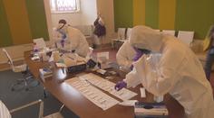 Vědci poprvé natočili, jak se koronavirus šíří tělem. I to, jak zabíjí