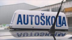 Studenti autoškoly čekají na zkoušku měsíce. Komisařů je dost, tvrdí ministerstvo