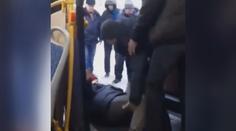 VIDEO: Ruska se v autobusu nechala slyšet, že nesouhlasí s válkou. Vyvlekli ji