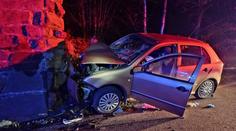 Tragická nehoda na Táborsku. Dva lidé po nárazu do viaduktu zemřeli