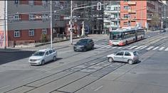 Neřízené auto projelo křižovatku. Lidé na přechodu o nebezpečí vůbec nevěděli