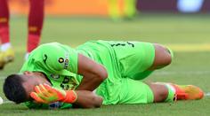 VIDEO: Děsivý střet brankáře s vlastním obráncem skončil zlomeninou v obličeji