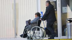 Jiřina Bohdalová má mít zlomenou páteř. V nemocnici zůstala déle