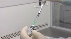 Ve skladech se zbytečně válí vakcíny, tvrdí praktici. "Je to lež!" říká premiér
